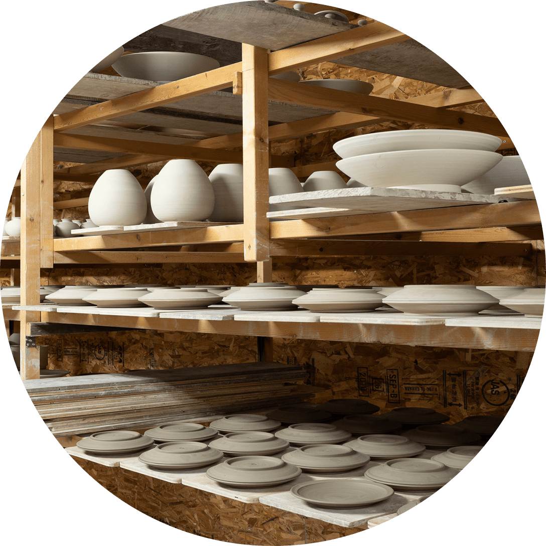 Obori Soma-ware Kyogetsu Pottery/ Image of drying process in which formed clay is lined up on shelves